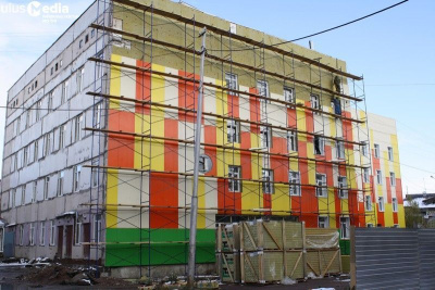 Глава Нерюнгринского района контролирует ремонт детской поликлиники / ЯСИА  Нерюнгринский Республика Саха (Якутия)