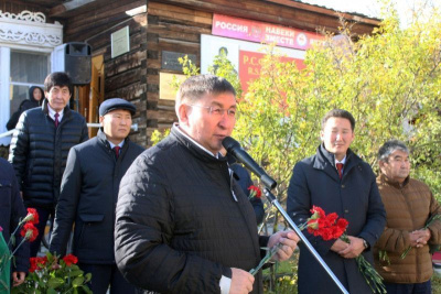Юрий Куприянов принял участие в торжественном возложении цветов к памятнику Максиму Аммосову / ЯСИА   Город Москва