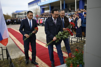 В День государственности Якутии Айсен Николаев возложил цветы к бюсту Исидора Барахова / ЯСИА   Республика Саха (Якутия)