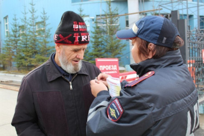 Сотрудники Госавтоинспекции раздали пенсионерам светоотражатели / ЯСИА   