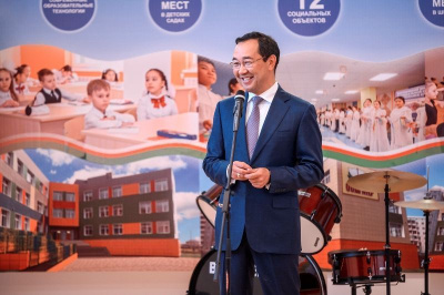 «Спасибо за неоценимый труд». Айсен Николаев присоединился к всероссийской акции #ПризваниеУчитель / ЯСИА   