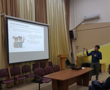 «Чилить», «хейтер». Родителям школьников рассказали о молодежном сленге и кибербезопасности / ЯСИА   