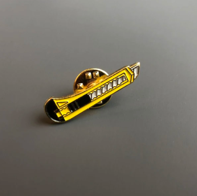 Значок эмалированный "Канцелярский нож"