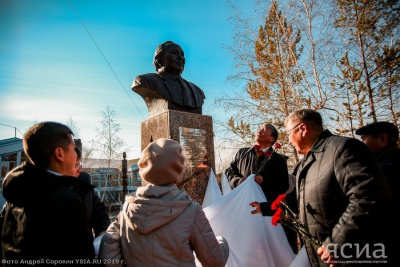 В Якутске установили памятник первому ректору Высшей школы музыки РС(Я) Василию Босикову / Вероника Аммосова Якутск Якутск Республика Саха (Якутия)
