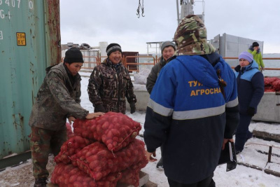 Организации Нижнеколымского района получили овощной груз, доставленный «Магдебургом» / ЯСИА  Нижнеколымский Республика Саха (Якутия)