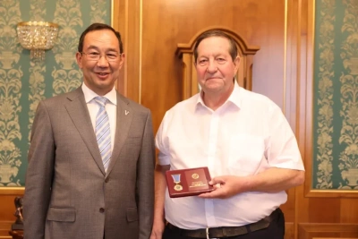 Айсен Николаев наградил Илью Михальчука Знаком отличия «Гражданская доблесть» / ЯСИА   