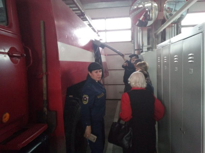 Сотрудники пожарной части Витима провели экскурсию для ветеранов / ЯСИА   