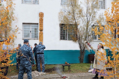 Чтобы достойно несли службу. На территории следственного изолятора в Якутске установили сэргэ / ЯСИА Якутск Якутск Республика Саха (Якутия)