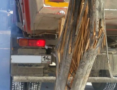 Энергетики восстановили работу поврежденной большегрузом опоры высоковольтной линии в Якутске / ЯСИА Якутск Якутск Республика Саха (Якутия)