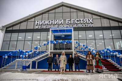 В тепле и уюте. На берегу Лены в Нижнем Бестяхе открыли пункт ожидания для пассажиров / Дьулустаан Сергеев   