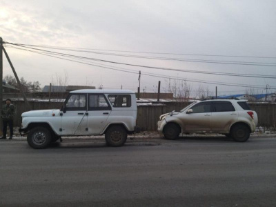 Не успел затормозить. В Нюрбе водитель «Тойоты» наехал на УАЗ, в результате пострадала женщина / ЯСИА   
