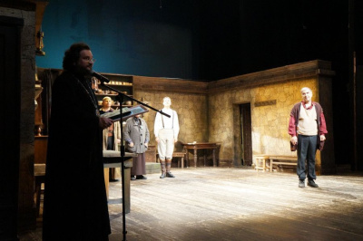 Владыка Роман и потомки государевых ямщиков поздравили с юбилеем артиста Владислава Мичурина / Кюннэй Еремеева   Город Москва