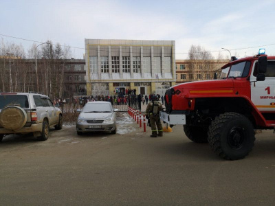 Более 500 человек эвакуировали из здания школы в Мирном из-за задымления / ЯСИА   Мирнинский