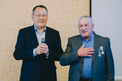 Генеральный директор «Сахатранснефтегаза» поздравил водителя с 50-летним стажем работы / ЯСИА   