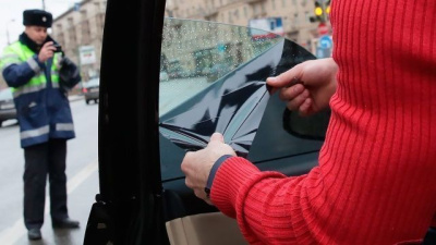 В Госдуму внесли проект о сроках снятия тонировки со стекол автомобиля / ЯСИА   