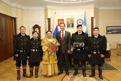 Айсен Николаев встретился с «хранителями традиций» – семьей Васильевых-Мойтохоновых / ЯСИА   Город Москва