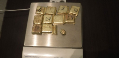 Контрабандисты прятали золото под стельками и в телефоне / ЯСИА   