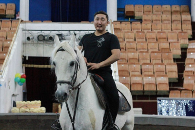 «У каждой лошади свой характер». Акробат-наездник Дьулустан Софронов о жизни животных в Саха цирке / Вероника Аммосова   Город Москва