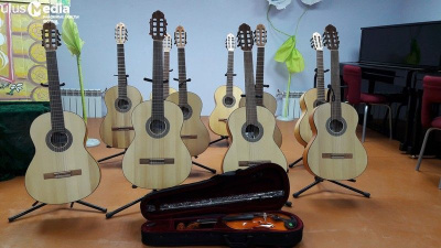 Три баяна, 10 гитар. В Черскую школу искусств поступили новые музыкальные инструменты / ЯСИА   