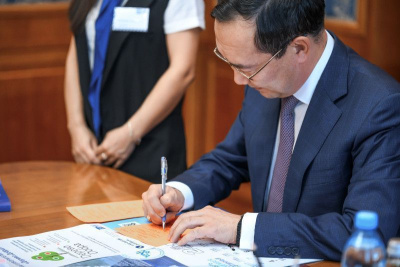 Айсен Николаев присоединился к благотворительной акции Почты России «Дерево добра» / ЯСИА   