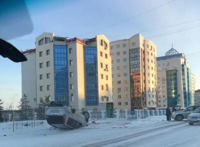 ФОТОФАКТ. Ниссан перевернулся в результате столкновения в Якутске / ЯСИА Якутск Якутск Республика Саха (Якутия)