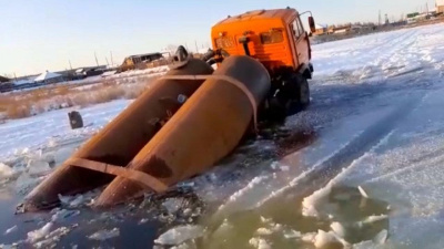 Отказали тормоза. В Якутии на реке Марха провалилась под лед ассенизаторская автомашина / ЯСИА   Республика Саха (Якутия)