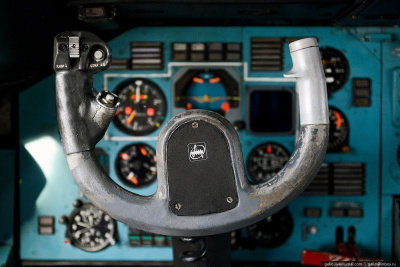 Возбудили уголовное дело. Пилота, пустившего девушку за штурвал самолета, накажут / ЯСИА   