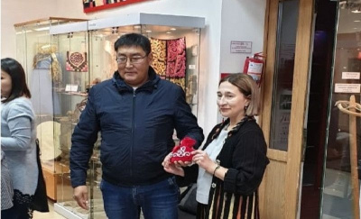 В дар музею Поронайска на Сахалине передали землю с родного алааса якутского мецената / ЯСИА   Республика Саха (Якутия)