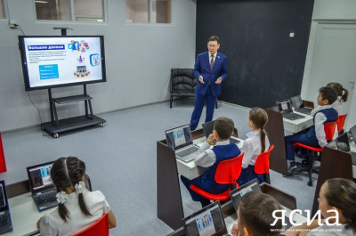 IT-поколение. Министр образования Якутии провел «Урок цифры» в Табагинской школе / Артемий Грошев   Республика Саха (Якутия)