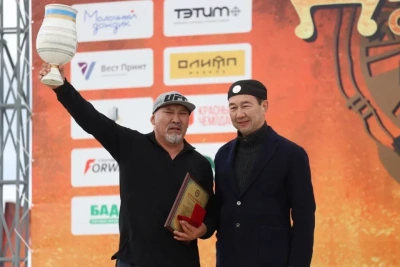 Глава Якутии наградил первого победителя Игр Дыгына Иннокентия Макарова / ЯСИА   