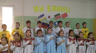Детсадовцы и школьники Верхневилюйского улуса исполнили гимн России / ЯСИА  Верхневилюйский Республика Саха (Якутия)