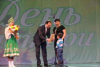 Премию «Слава матери» получили восемь жительниц района /   Мирнинский Мирнинский