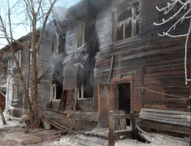 Пострадавшим от пожара в доме на улице Дежнева в Якутске оказывают помощь / ЯСИА Якутск Якутск Республика Саха (Якутия)