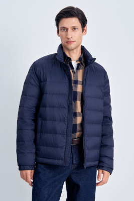 Стеганый пуховик с воротником-стойкой