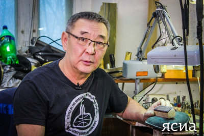 Горячие хомусы. Знаменитый Мындыр Уус показал, как создается варган / Ольга Старостина   