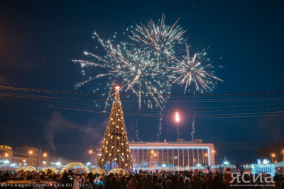 ФОТОФАКТ. Ёлка и салют на площади Ленина в Якутске / ЯСИА Якутск Якутск Республика Саха (Якутия)
