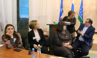 Учимся муниципальному управлению на местах /   Мирнинский Мирнинский