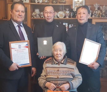 Старейшего члена «Единой России» Софию Яковлеву поздравили с 90-летием / ЯСИА   