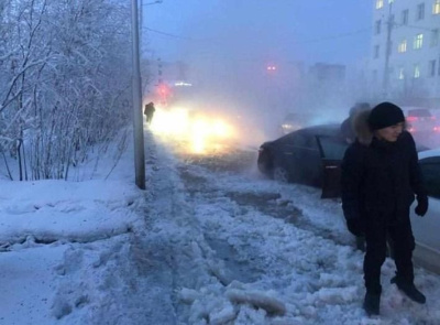 Причину аварии на улице Кулаковского Якутска устранили. Идут работы по устранению наледи / ЯСИА Якутск Якутск Республика Саха (Якутия)