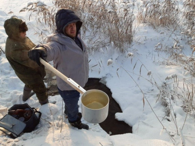Подозрительный сток. Активисты ОНФ взяли пробы воды в озере Якутска / ЯСИА Якутск Якутск Республика Саха (Якутия)