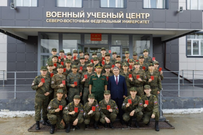Первым выпускникам Военного учебного центра СВФУ вручили военные билеты / ЯСИА   