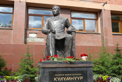 В Якутске в День национальной печати возложили цветы к памятнику Василию Никифорову-Кюлюмнюру / Майя Гоголева   