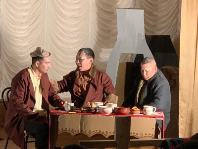 В главной роли учителя. В школе № 7 завершили Год театра спектаклем «Наара суох» / ЯСИА   