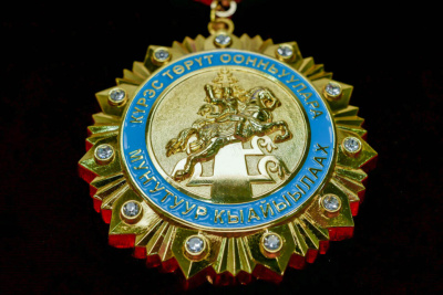 В Якутске презентовали медали и экипировку Игр Манчаары / Дьулустаан Сергеев   