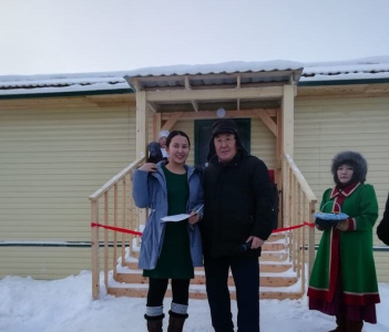 Новоселье чукарского врача. В Нюрбинском районе молодым специалистам вручили ключи от квартир / ЯСИА  Нюрбинский Республика Саха (Якутия)