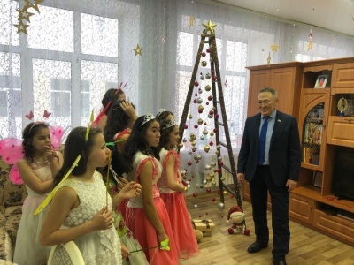 Сахамин Афанасьев поздравил воспитанников школы-интерната №28 с Новым годом / ЯСИА   