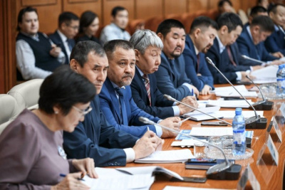 Айсен Николаев поручил усилить работу на местах по выдаче льготной ипотеки для молодых семей / Иван Евсеев   