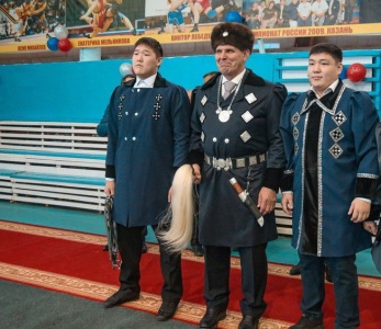 ФОТОФАКТ. Александра Карелина облачили в якутский костюм / ЯСИА   Республика Саха (Якутия)