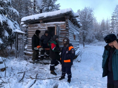 Спасатели эвакуировали трех мужчин, застрявших в охотничьей избушке в Якутии / ЯСИА   Республика Саха (Якутия)