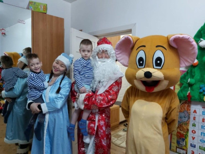 Молодые медики сделали новогодние подарки нуждающимся в помощи / ЯСИА   